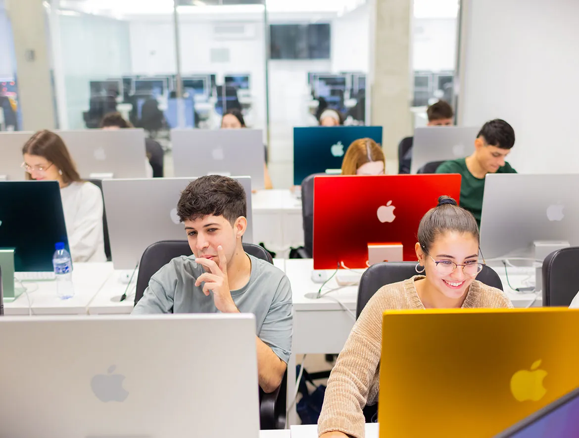 Alumnos de CEI trabajando en el aula